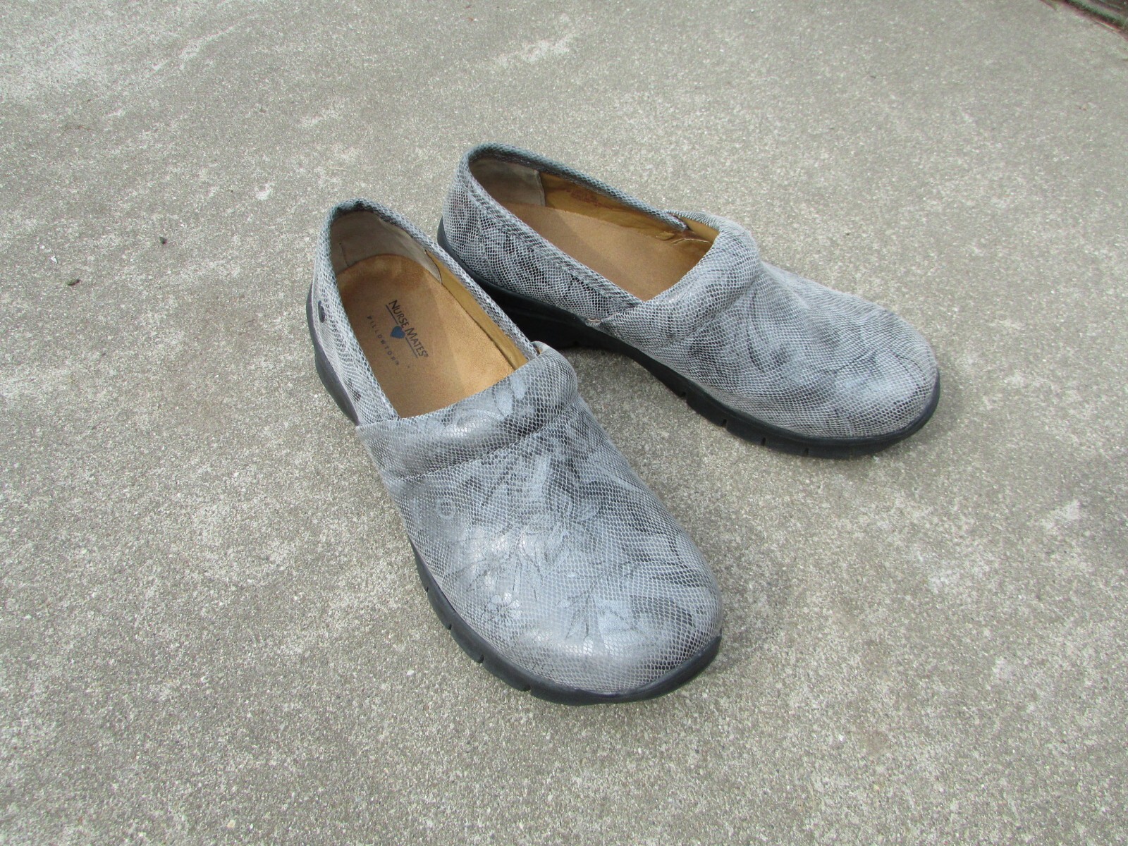 Nurse Mates Pillow Top Gray Leather Floral Slip On Clogs Slip Resistant Size 10M