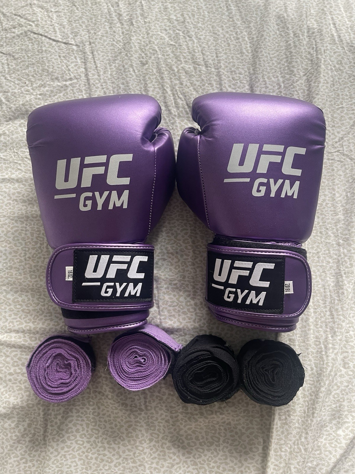 UFC Purple Sparring Boxing Gym 16oz Gloves Two Wraps Everlast EUC