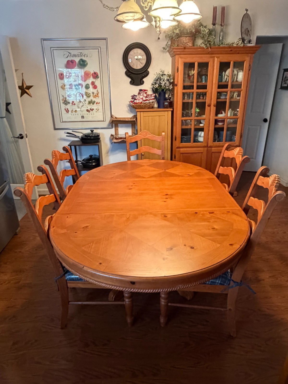 48" Dia Expandable Pedestal Dining Table  to 6' Oval with 5 Cusioned Chairs Incl