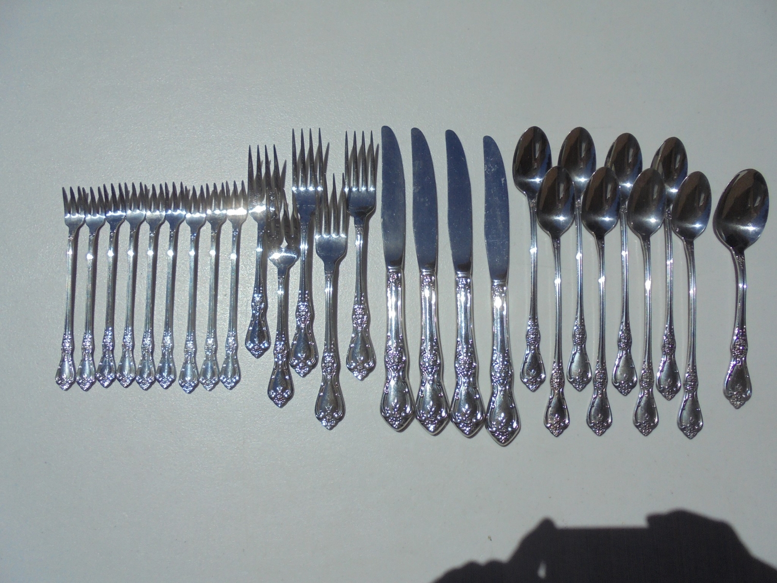 27 Pcs Oneida Distinction Deluxe Kennett Square Stainless Flatware