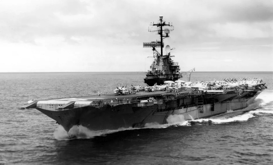 WW2 Photo WWII USS Oriskany CV-34 Vietnam War Photo Aircraft Carrier / 7138