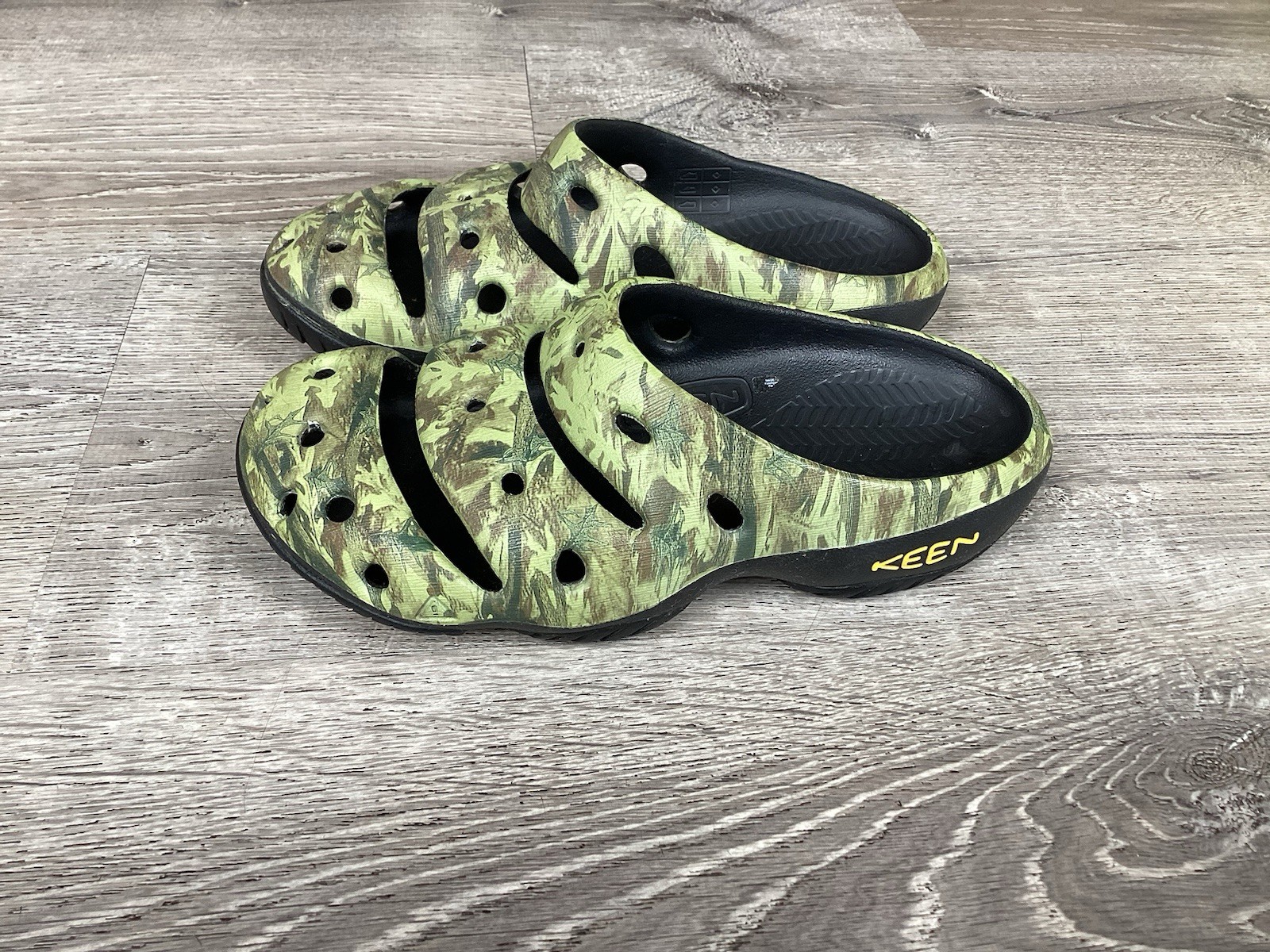 Keen Womens Yogui Arts Clogs Green Camo Rubber Slip On Shoes Sandals Size 9