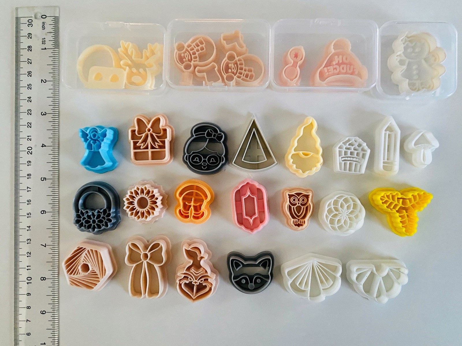 CC15 lot of 25 polymer clay Grinch Christmas Animals Bow Boho Snowman Earrings