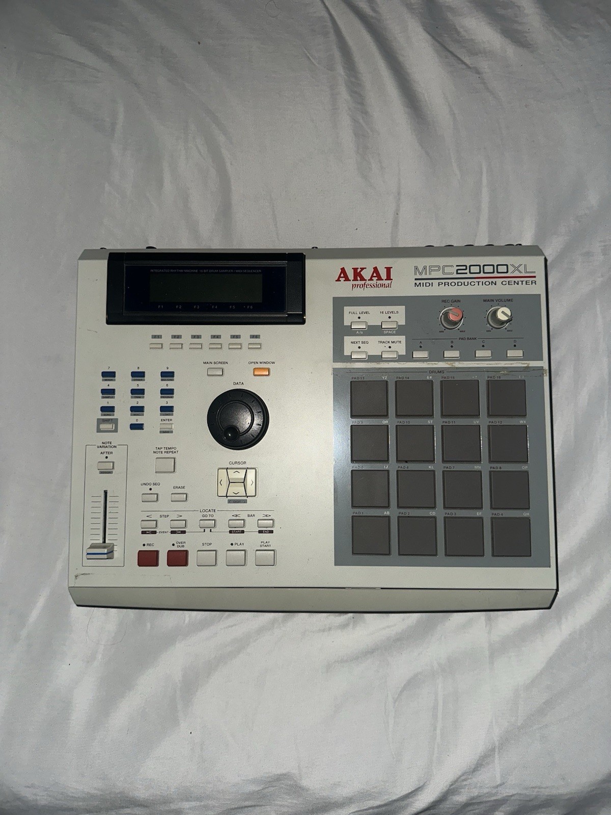 Akai MPC2000XL Tabletop Sampler & Sequencer, 16 Pads, Fader, MIDI/SCSI