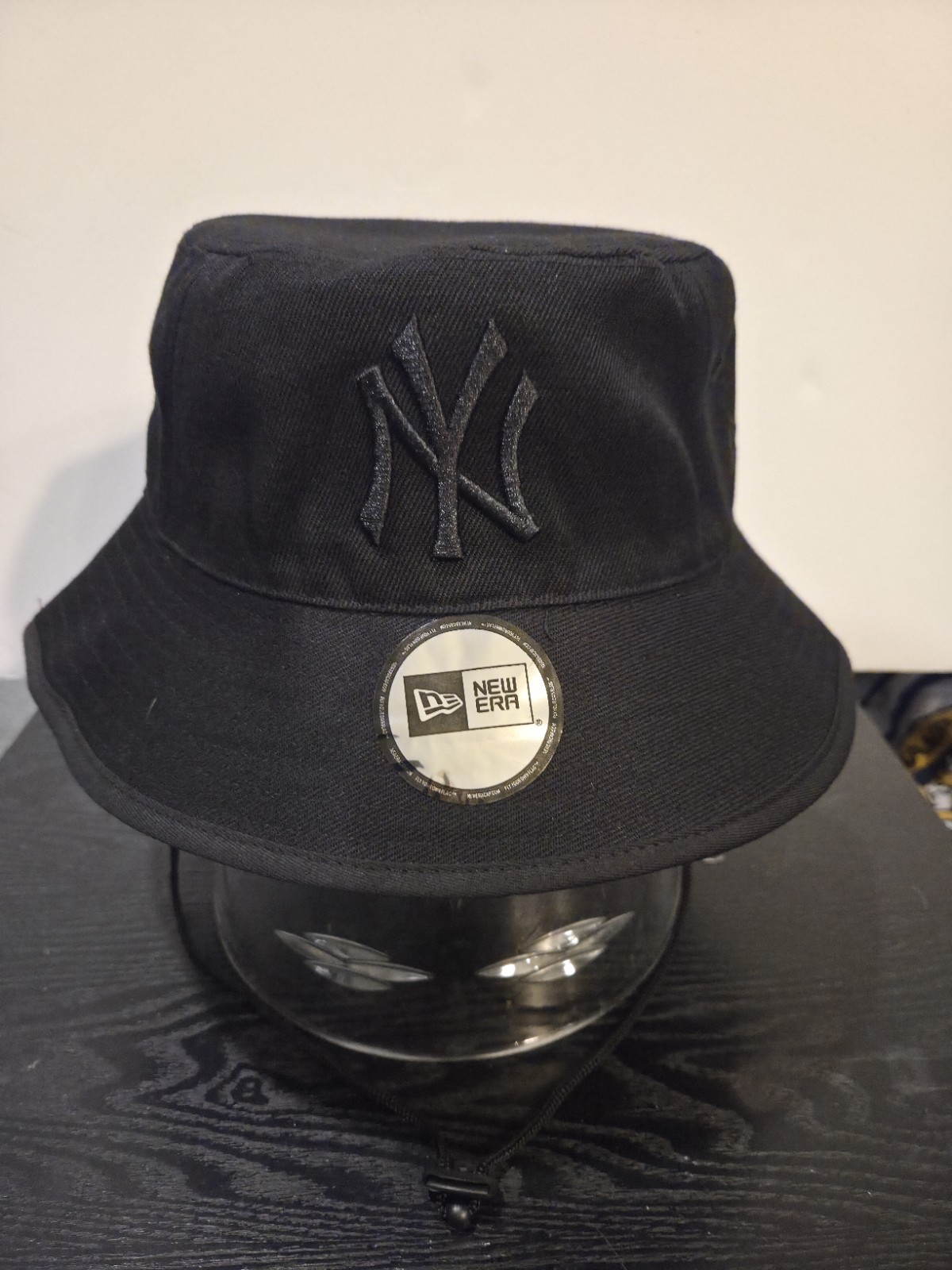 NEW YORK YANKEES MLB NEW ERA ALL BLACK BUCKET HAT. NEW