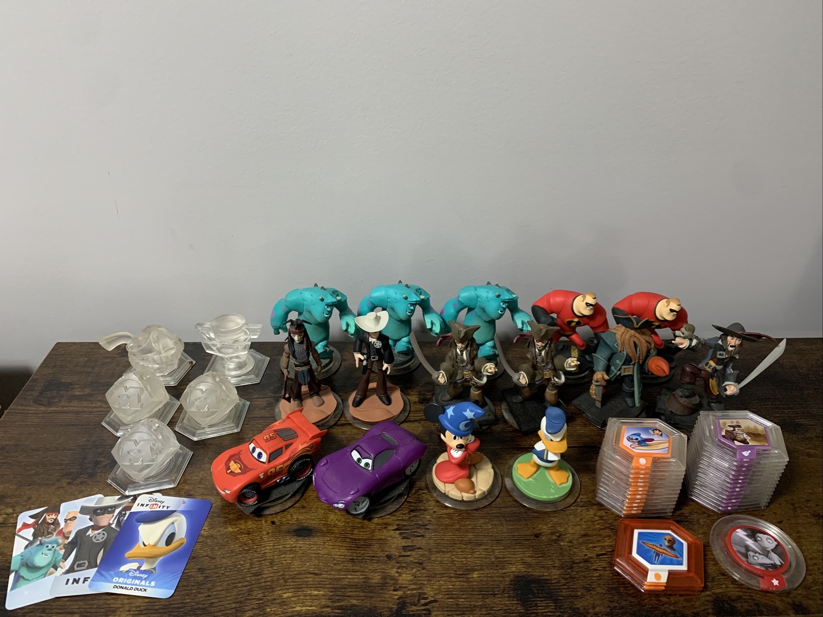 Disney Infinity Lot Of 20 Figures & Crystals & Cards & Discs ~ NICE 0628