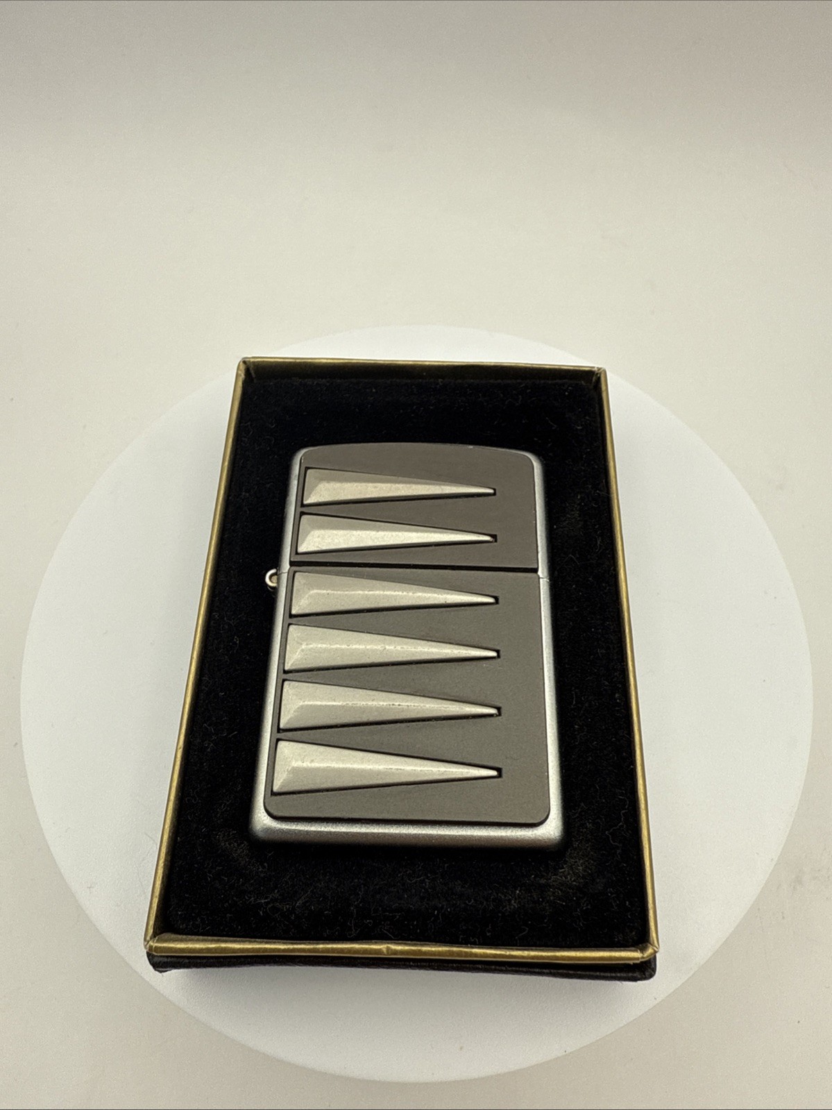 ZIPPO SILVER SPEARS LIGHTER 2002 - BNIB & RARE 389