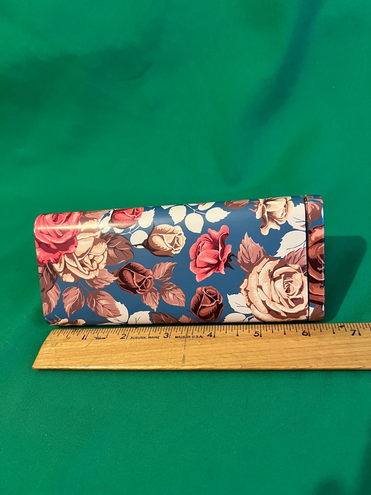 Tin Eyeglasses case made by Sanglasses