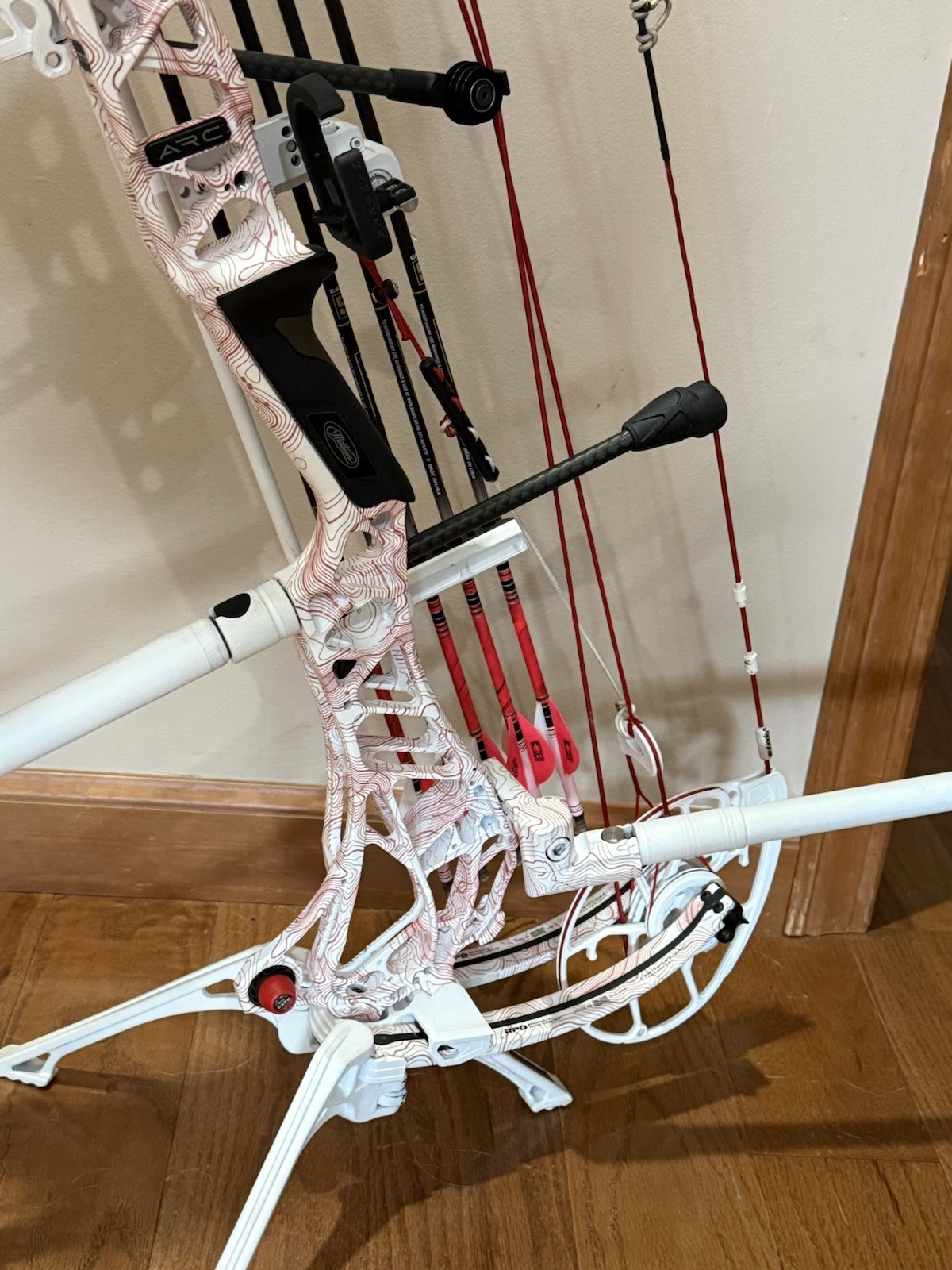 Mathews ARC 34 Compound Bow Right Hand 60 Loaded