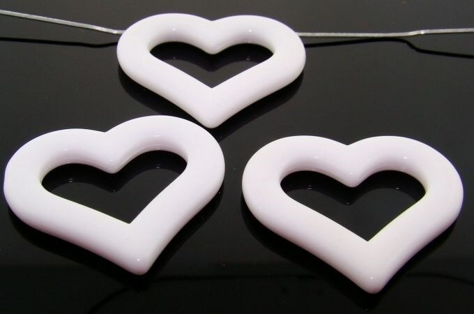 6 VINTAGE ITALIAN WHITE HEART ACRYLIC 30mm. SMOOTH PENDANT BEADS 996