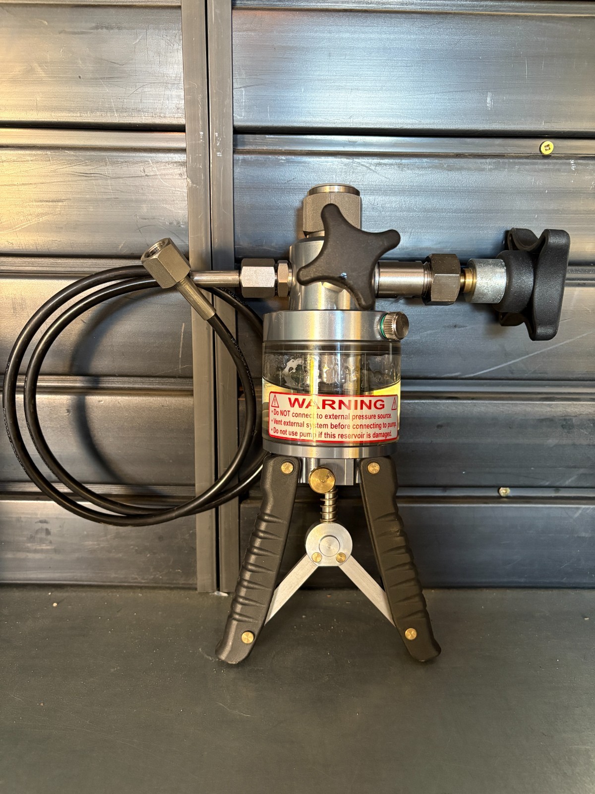 Wika CPP1000-H Hand Pump with Crystal XP2i Test Gauge (0-1000psig)
