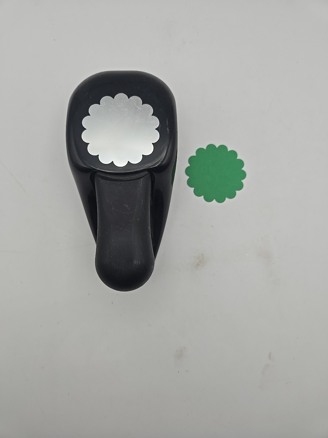 Stampin' Up EK Success 1 3/4” SCALLOPED CIRCLE Paper Punch Craft Punch