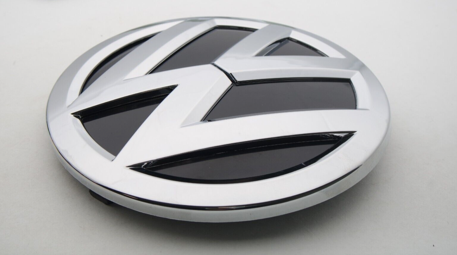 15-21 VW Volkswagen Front Grille Emblem Badge Golf GTI Jetta Alltrack Passat