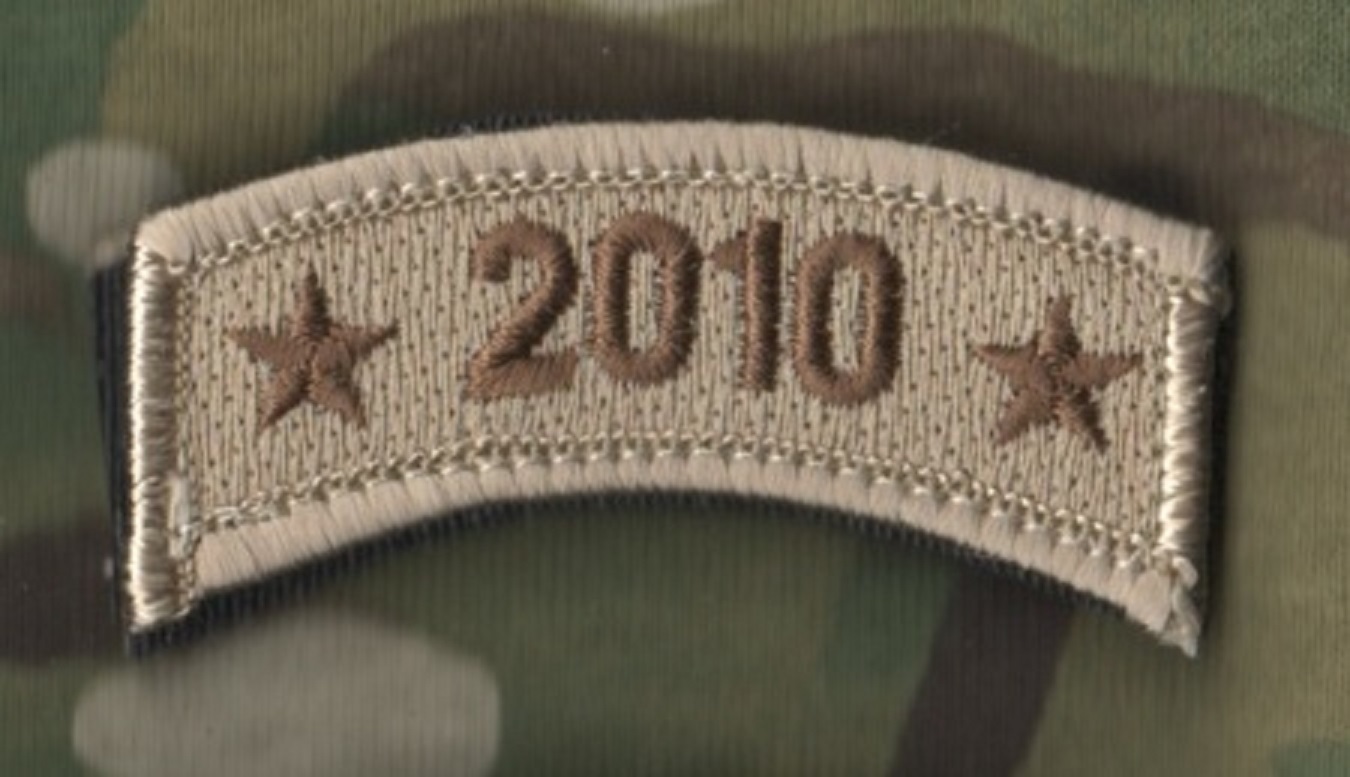 US WAR ON TERROR COMMEMORATIVE TROPHY velkrö DESERT CAMO TAB SINCE 9-11: 2010