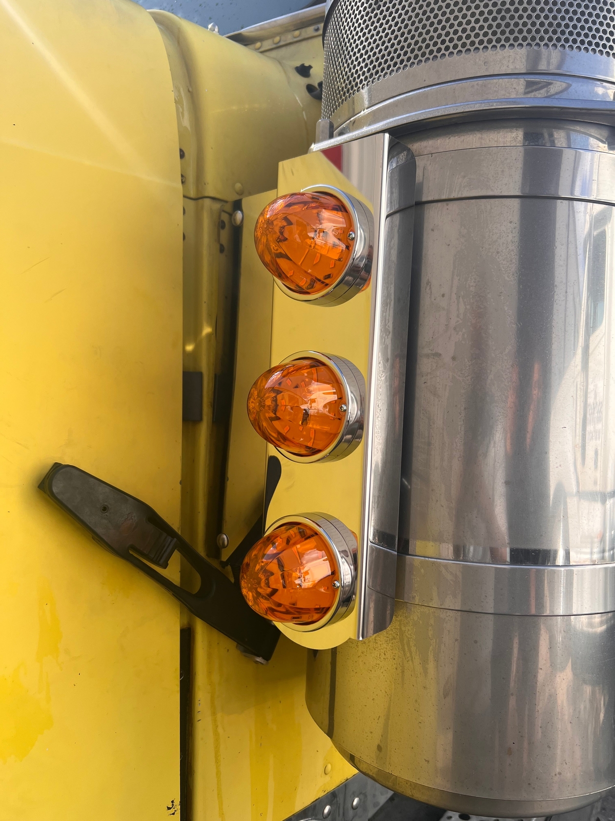 Freightliner Classic Air Filter cleaner light brackets 3 lights Style Set |