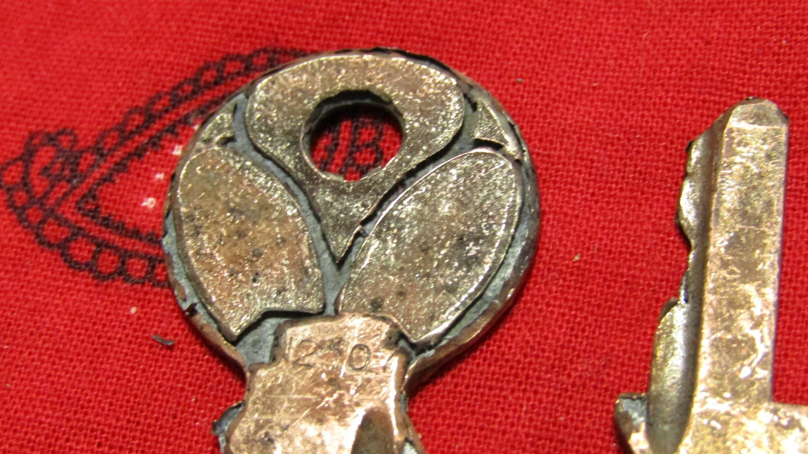 Unbranded N210 and N2107 Mangled Keys for Steampunk Craft