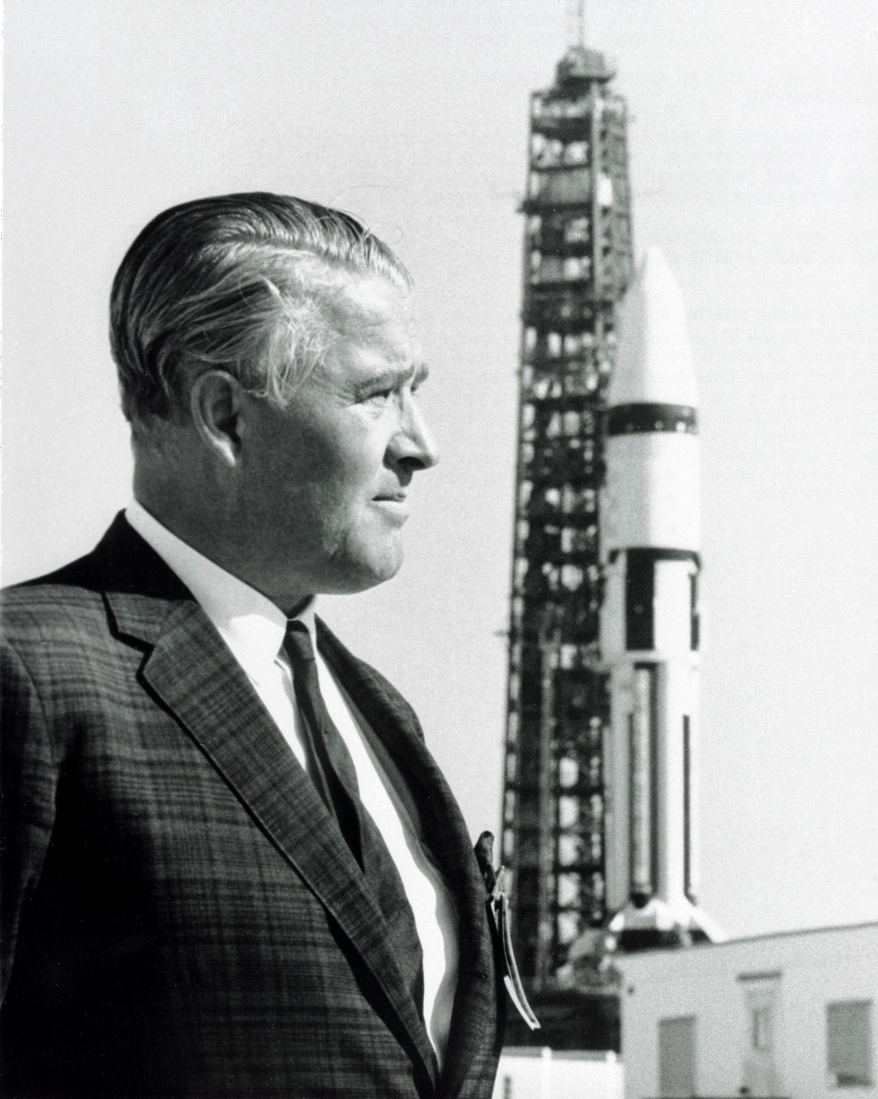 WERNHER VON BRAUN STANDS NEAR SATURN 1-B AT LAUNCH PAD  8X10 NASA PHOTO (EP-019)