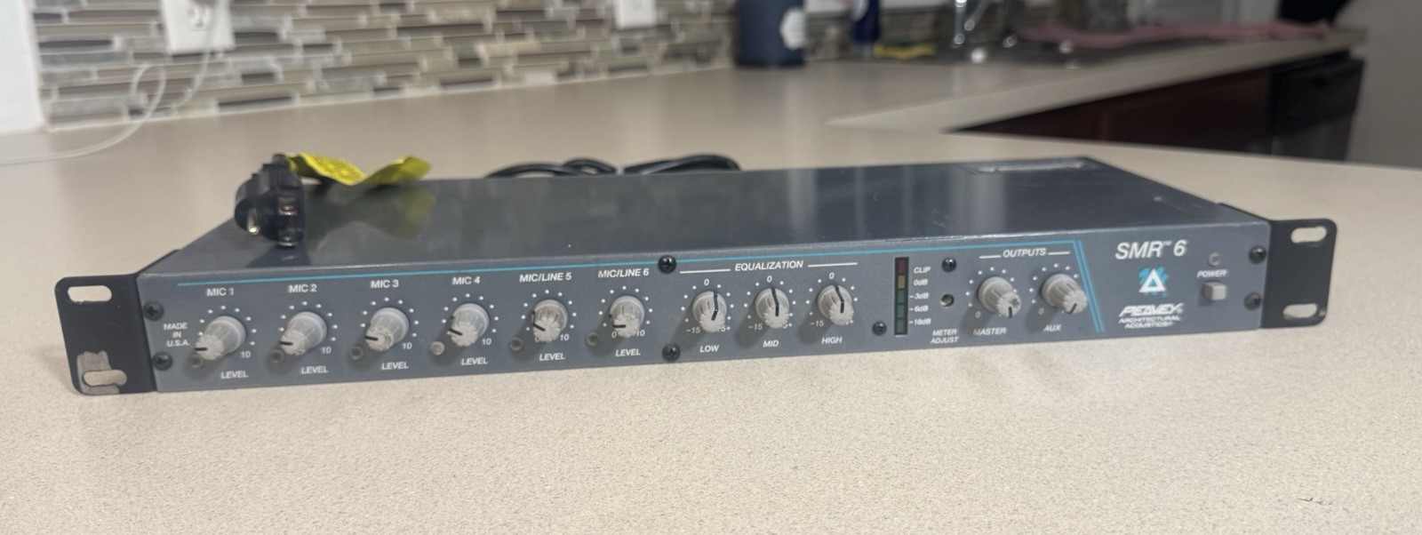 Peavey SMR 6 Compact 6 Channel Phantom Power Microphone Mixer