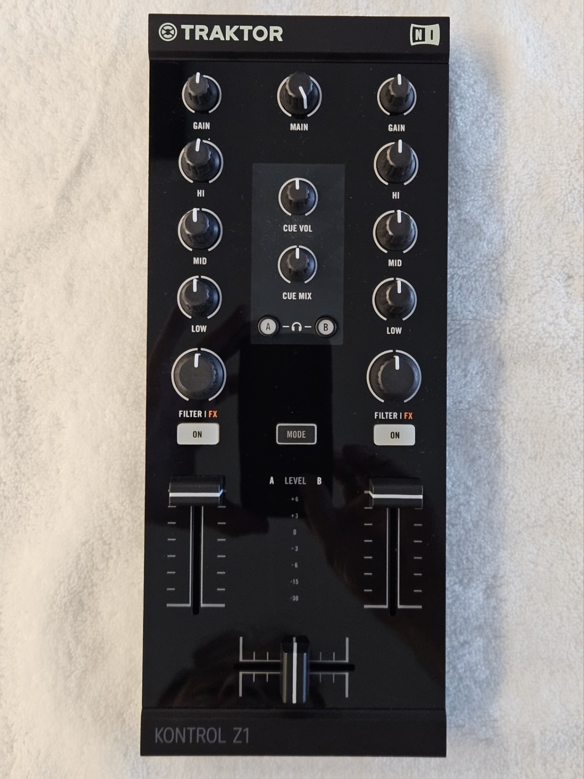 Traktor Kontrol Z1 DJ Controller Soundcard Includes Case Adapter