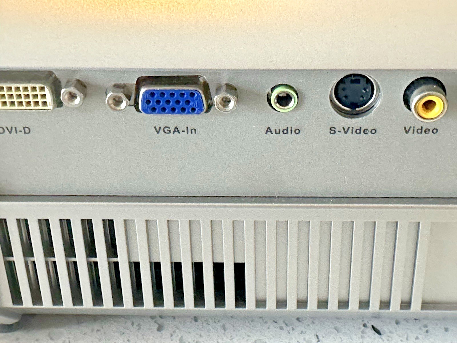 Optoma DLP Projection Display Model EP719 DLP Projector With Case Wires Remote