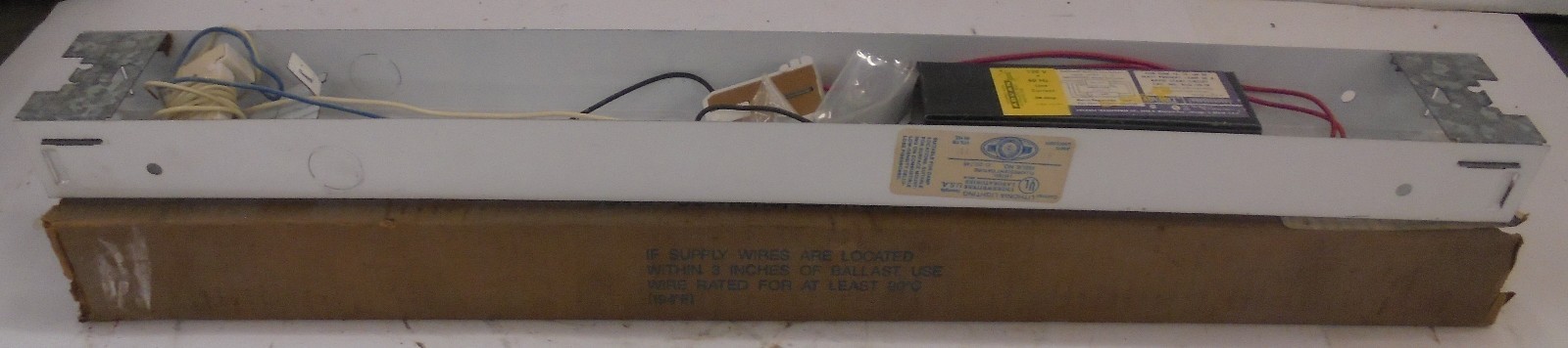 LITHONIA LIGHTING STRIP LIGHT WITH BALLAST, C-20, 746, VOLTAGE 120