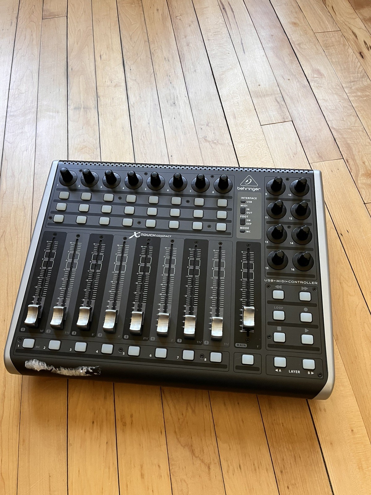 Behringer X-Touch Compact USB MIDI Controller 9-Channel Fader USB Hub Studio