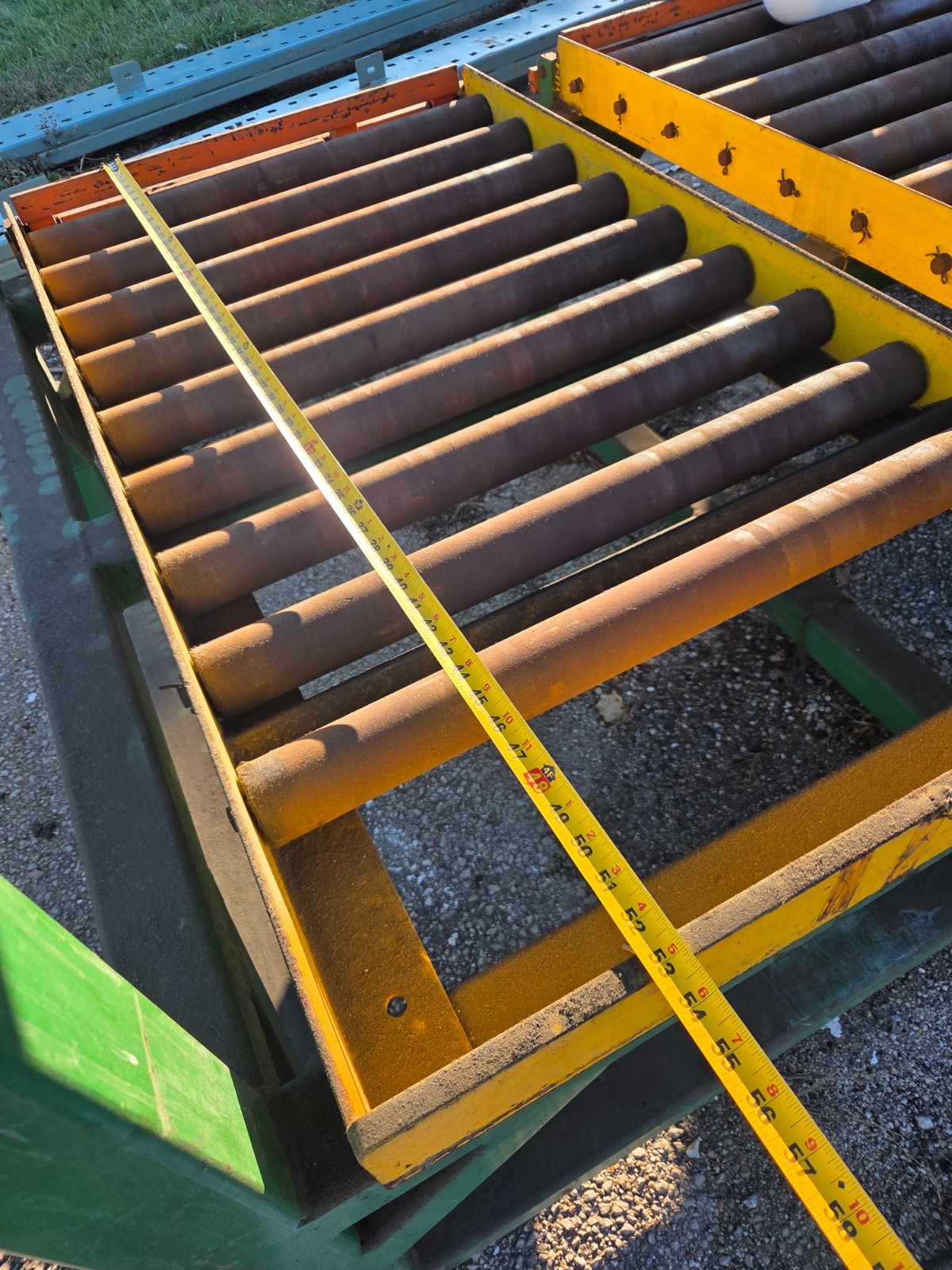 Heavy-duty roller table