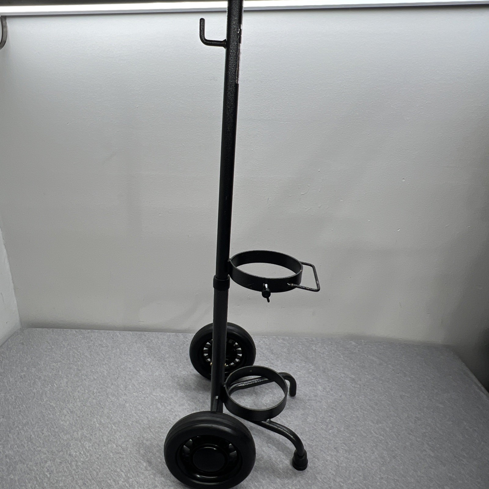 Medline Oxygen Rolling Cart for D and E Oxygen TanksnCylindersb B
