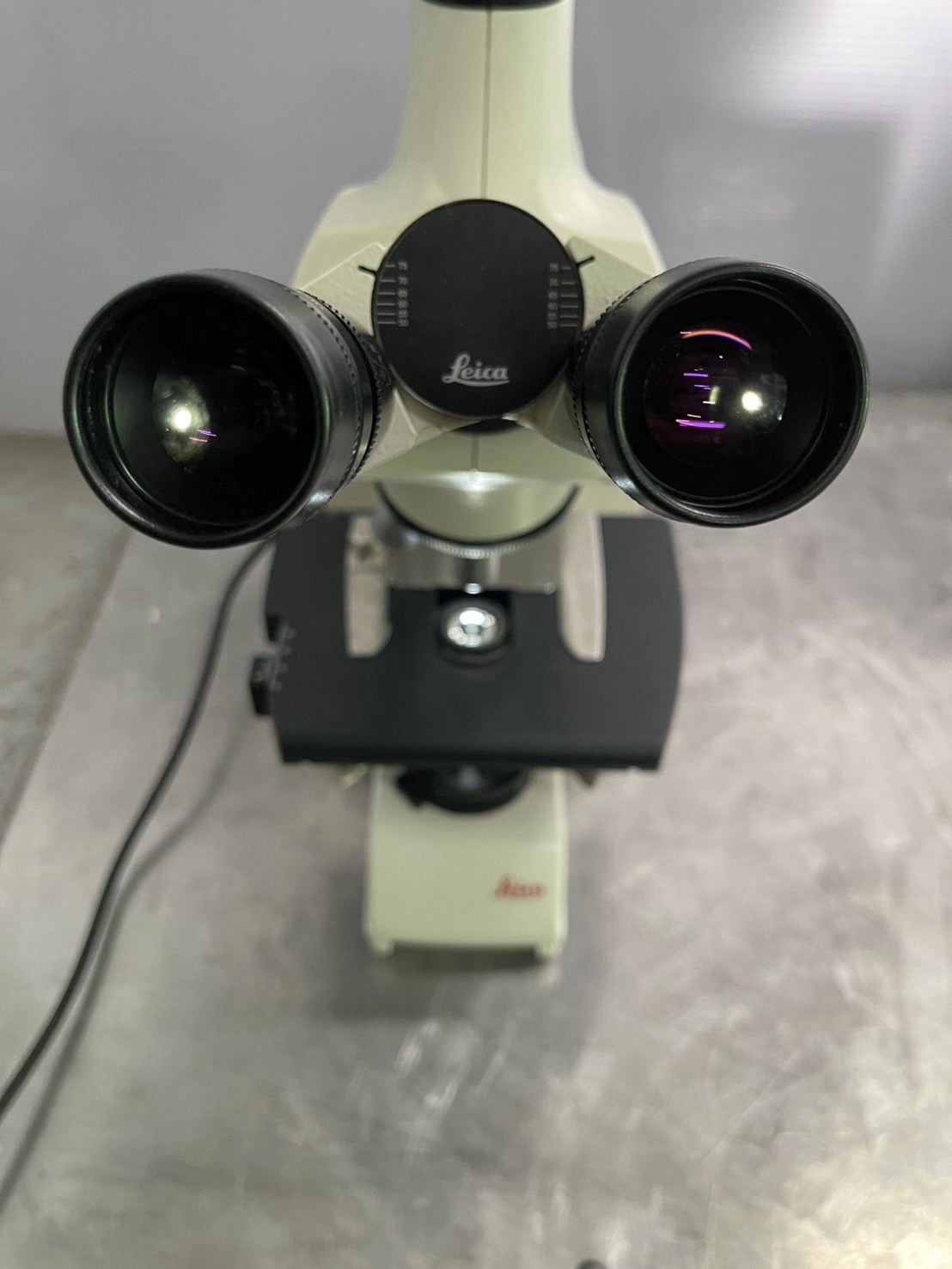 Leica DM750 Trinocular Compound Microscope 4X 10X 40X LED Tested Light