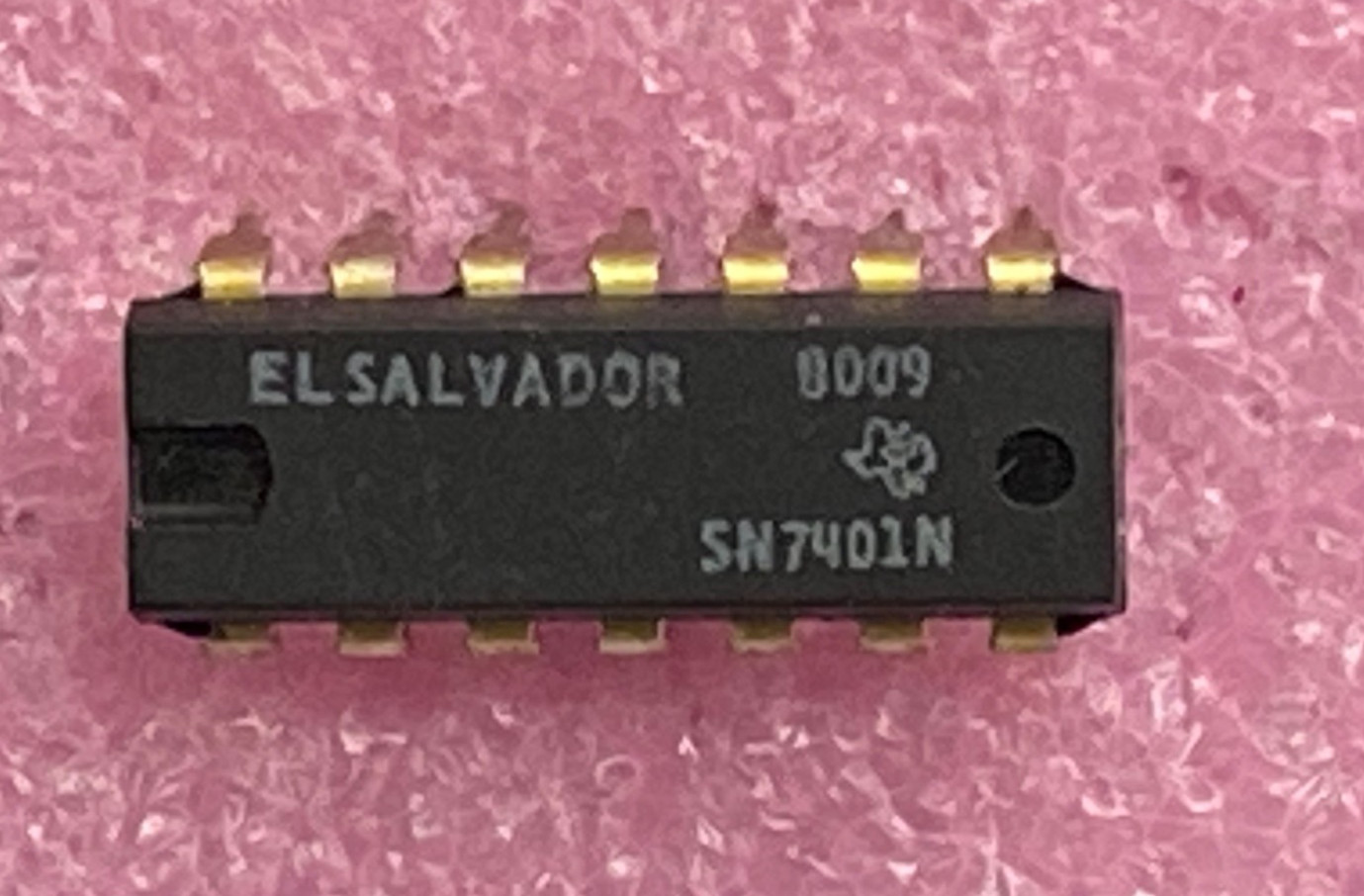 Texas Instruments SN7401N quad 2-input POS-NAND open col outs Integrated Circuit