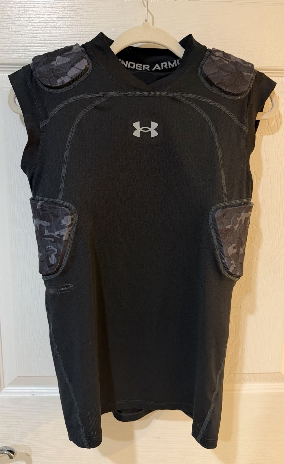 Under Armour Gameday Armour Pro 5-Pad Football Top Youth XL Black Sleeveless