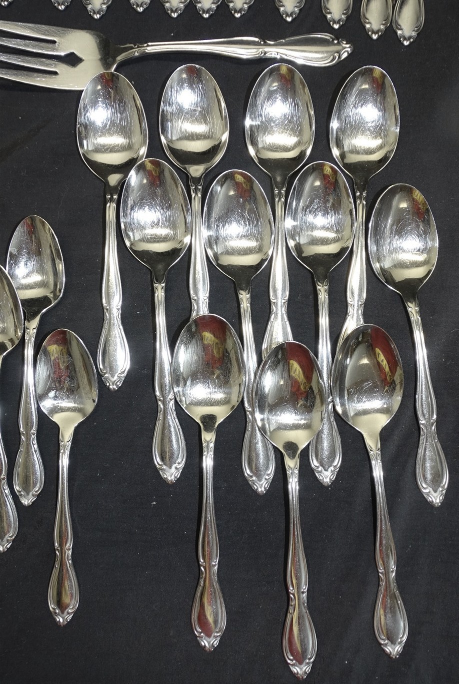 Oneida Ltd. Strathmore 64pc Set Stainless Flatware Deluxe