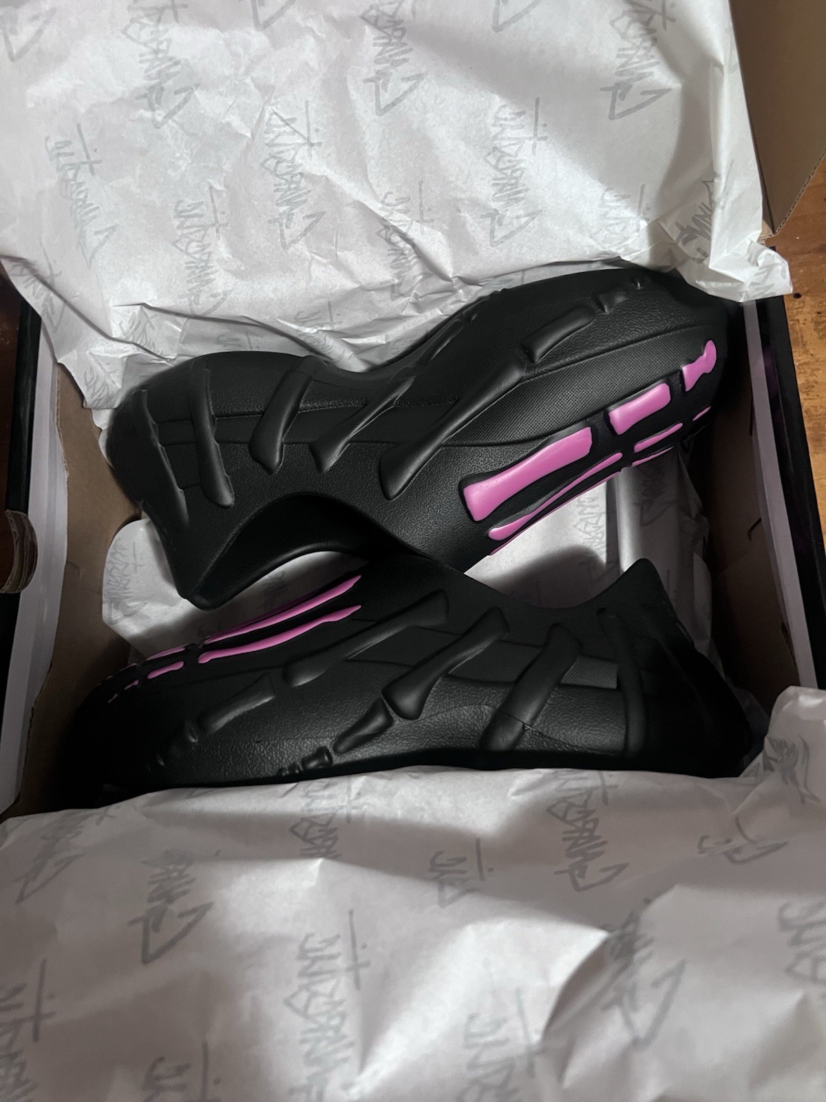 Brand New Gnarcotic Skelly Runners Pink/black Size 6 New With Box