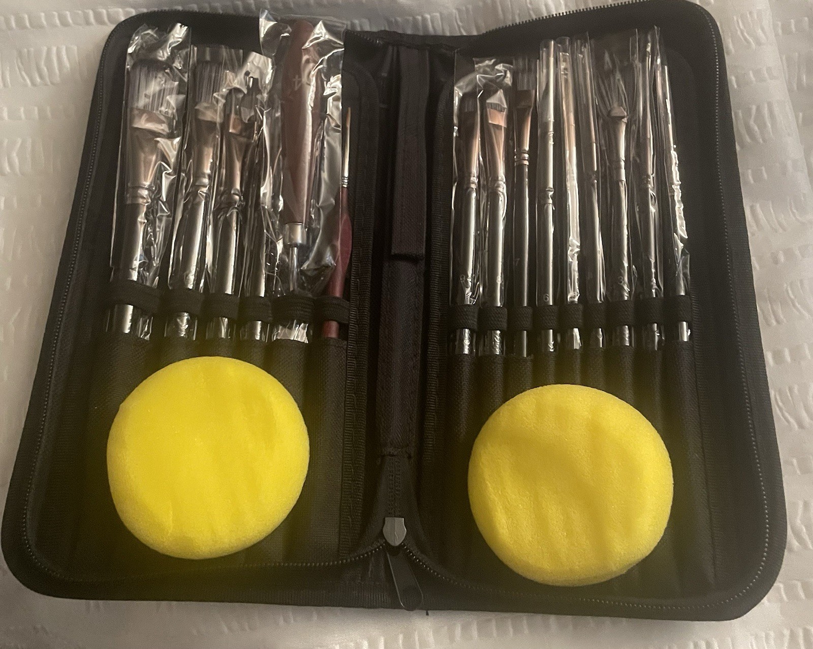 17-Piece Artist’s Paint Brush Set In Black Zipped Carrying Case - New