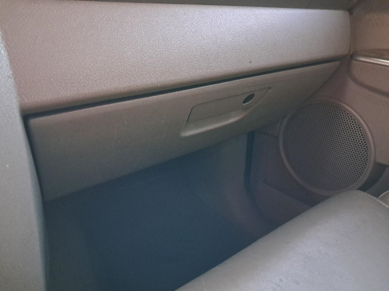 COMMANDER 2006 Glove Box 4773141