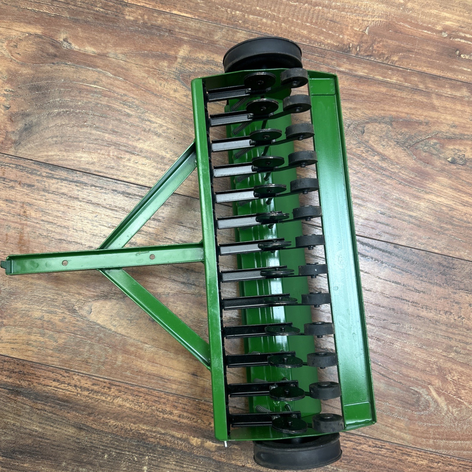 1/16 Great Plains Solid Stand End Wheel Drill Tractor Implement toy