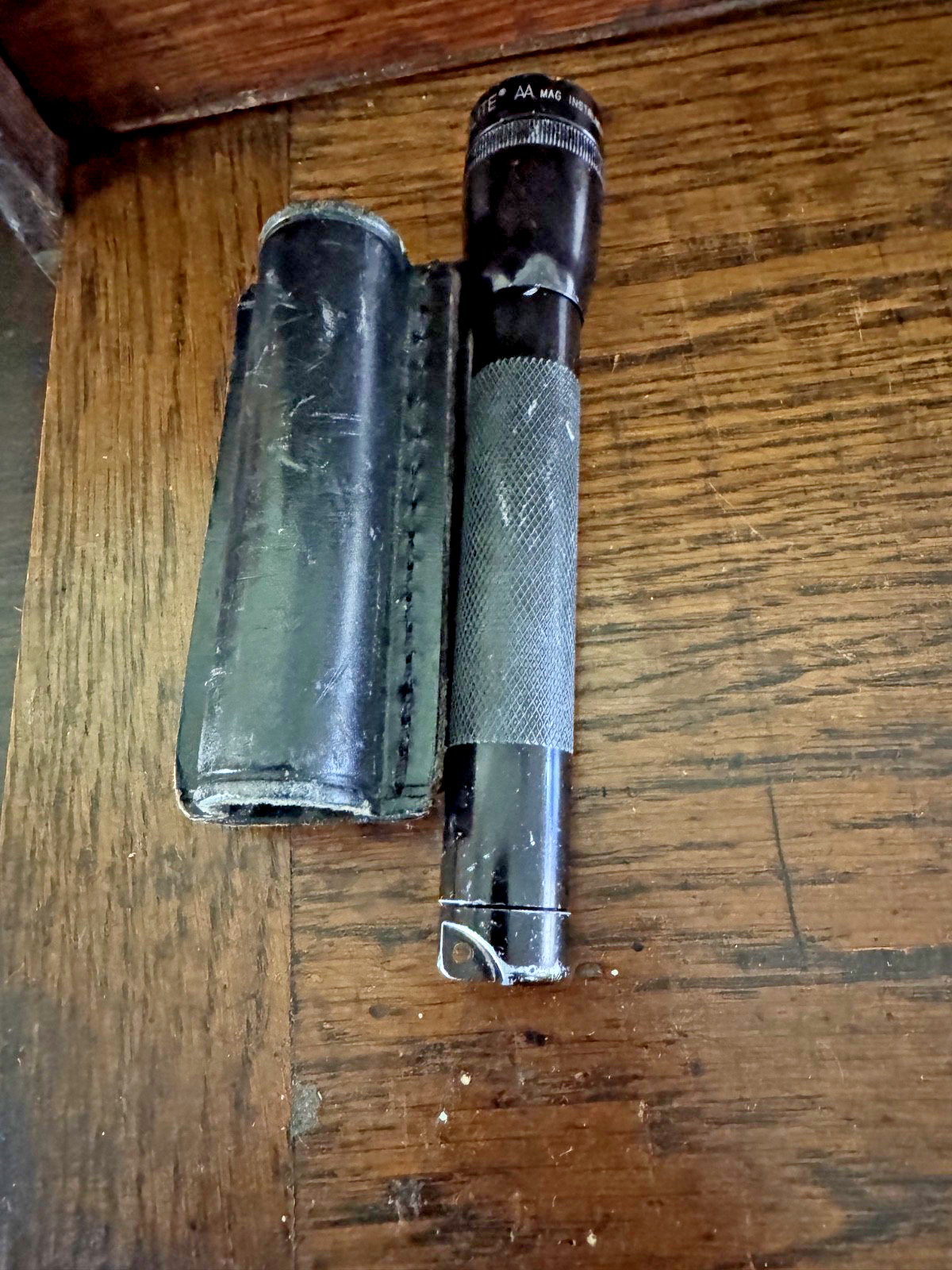 Mag Mini-Maglite Flashlight & Holster PMH-11 Black Leather Belt Loop Sheath 4"