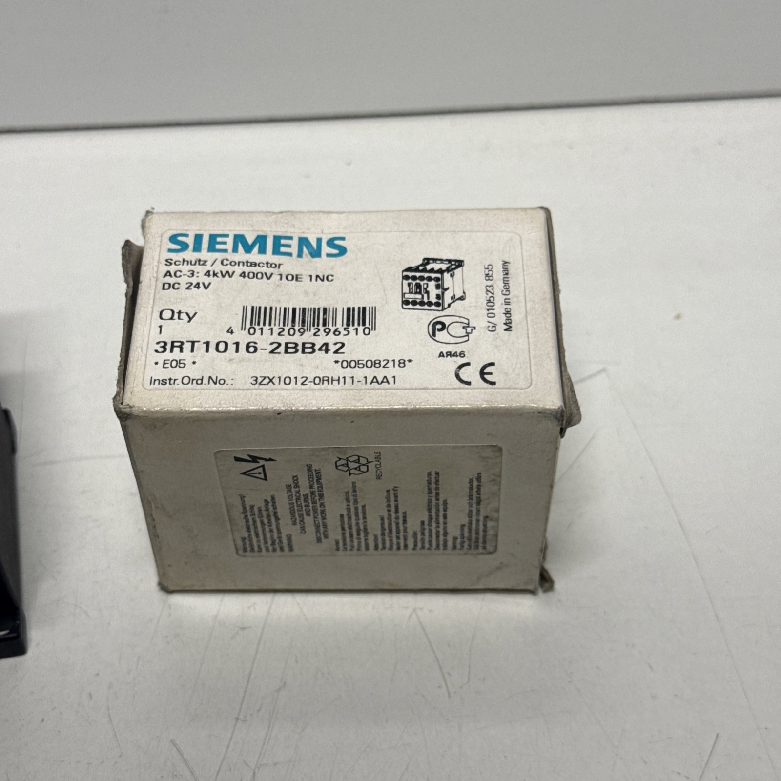 New SIEMENS 3RT1016-2BB42 3-Pole Contactor