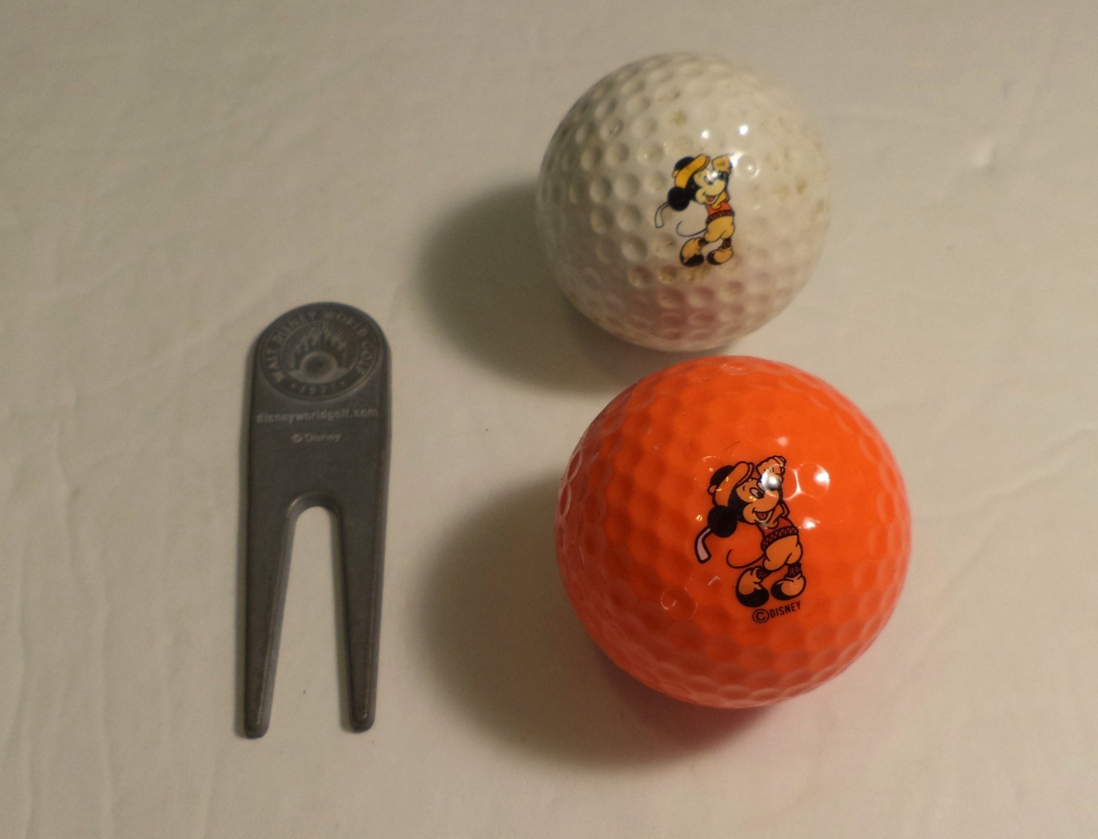 WALT DISNEY WORLD DIVOT TOOL & 2 DISNEY MIICKEY MOUSE GOLF BALLS NEW COND.