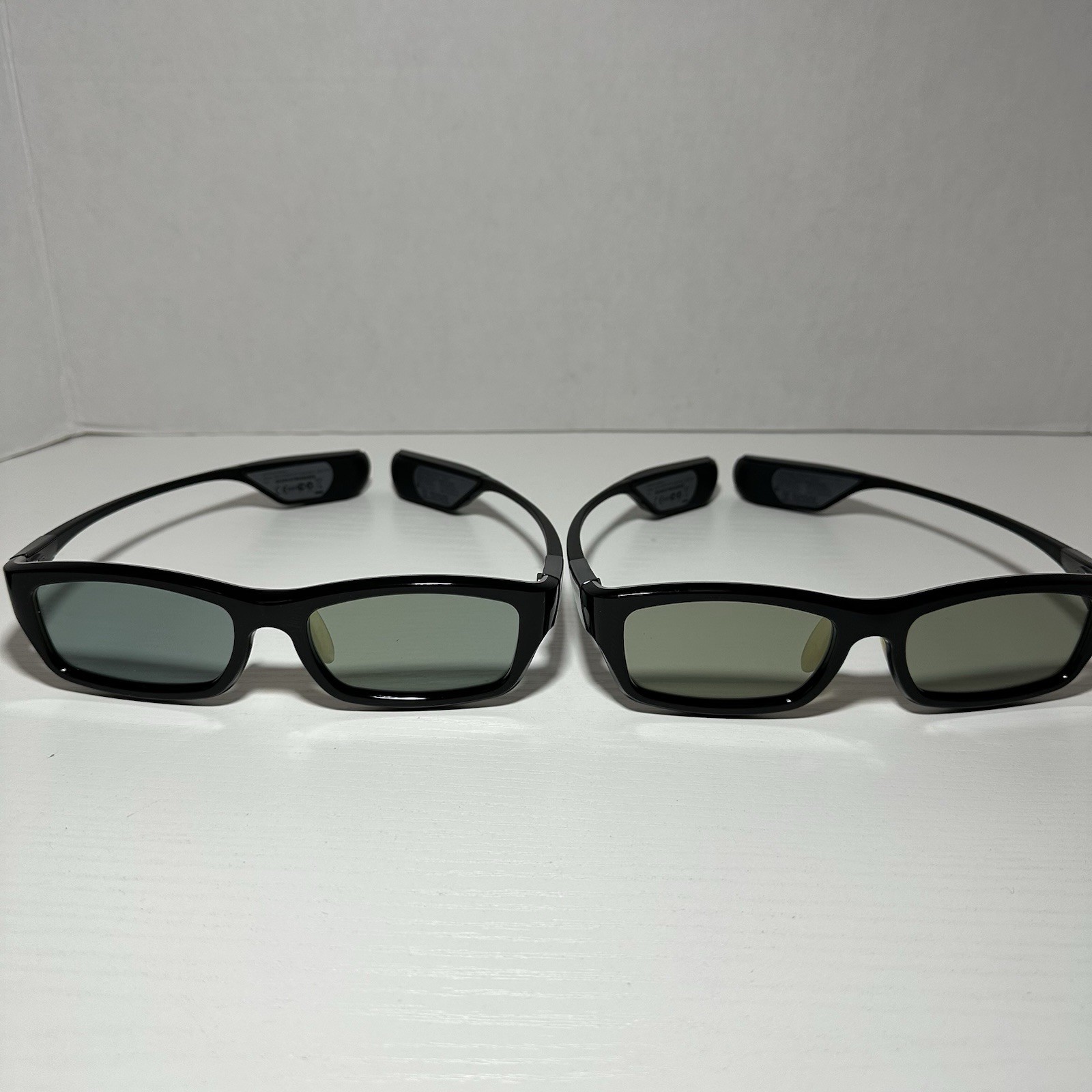2 Samsung SSG-3300GR Rechargable Active 3D Glasses