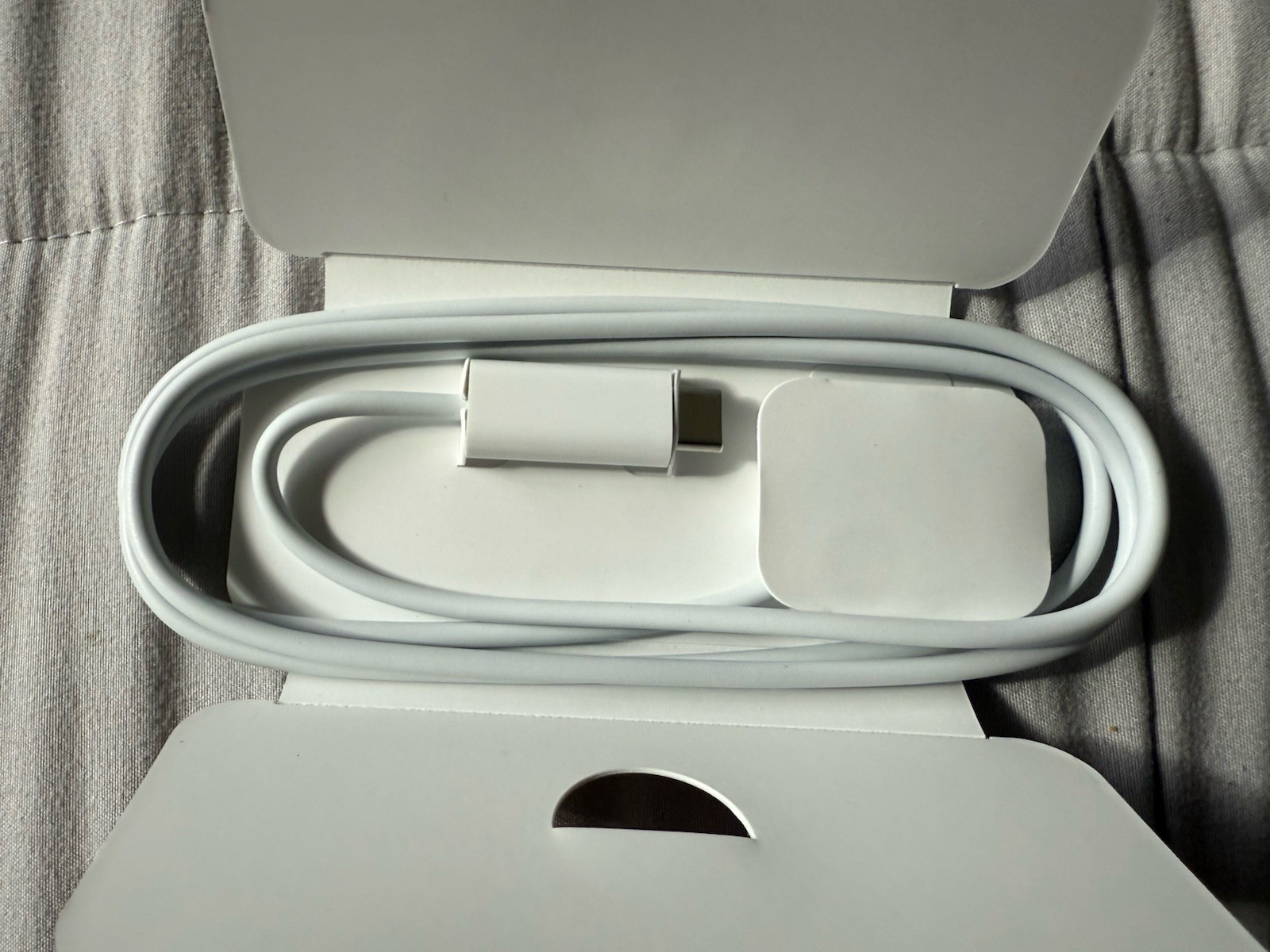 New OEM Apple Braided Cable USB-C To Apple Watch 1 Meter (3.2 ft) A2515B White