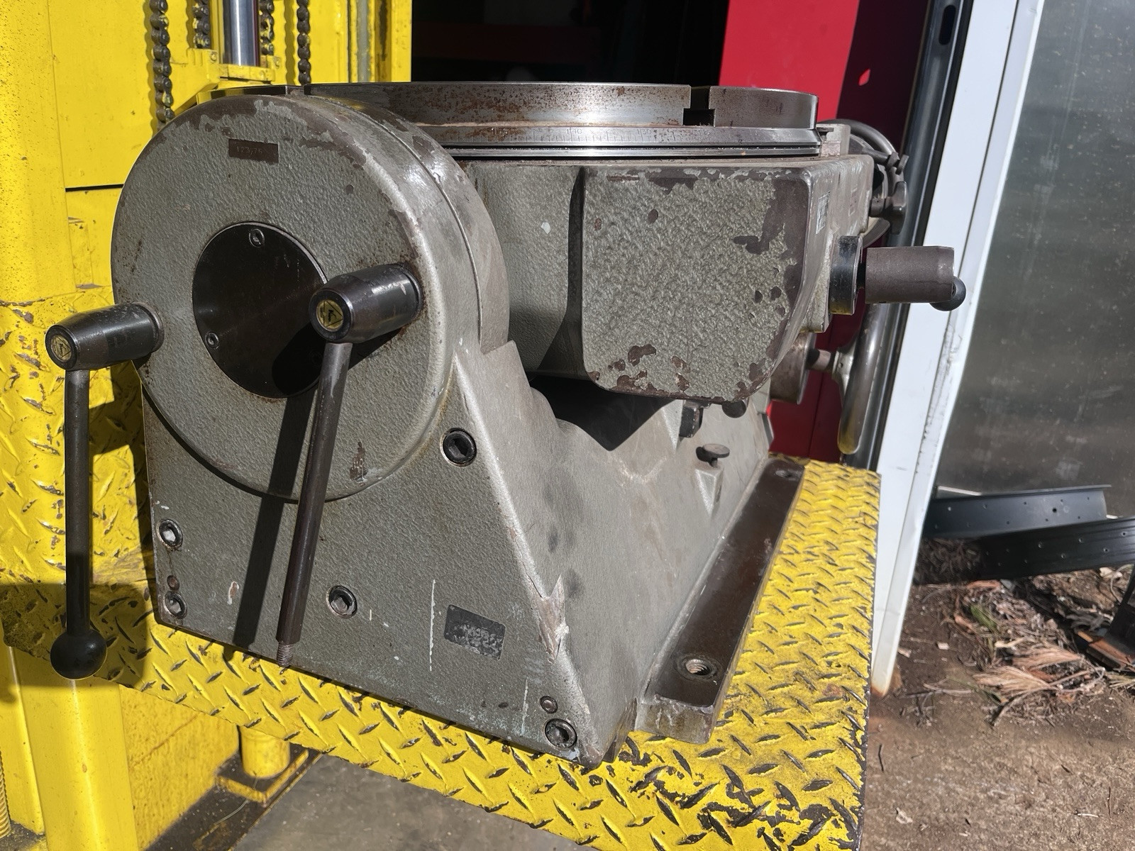 Tilting Rotary Table 19-1/2”