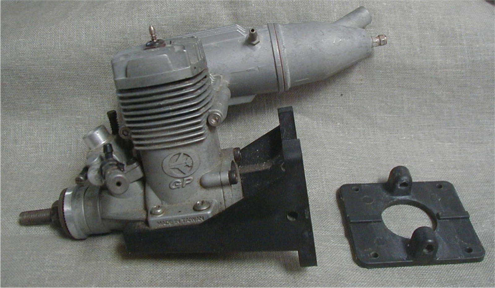 Vtg. Thunder Tiger GP .42 Glow Engine w/Muffler R/C Model Airplane Engine