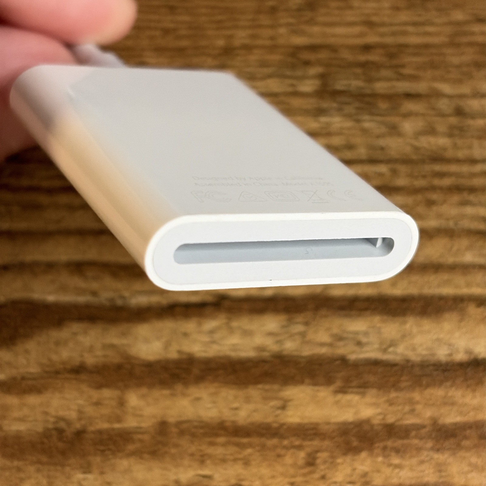 GENUINE APPLE LIGHTNING TO SD CARD READER MODEL A1595