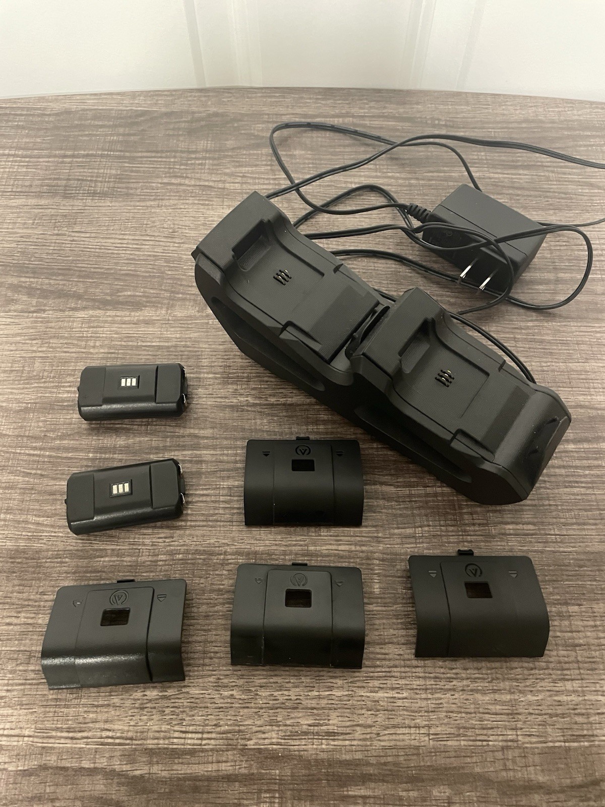 Xbox One/Series x S Controller Charging Hub W/ Two Rechargeable Batteries