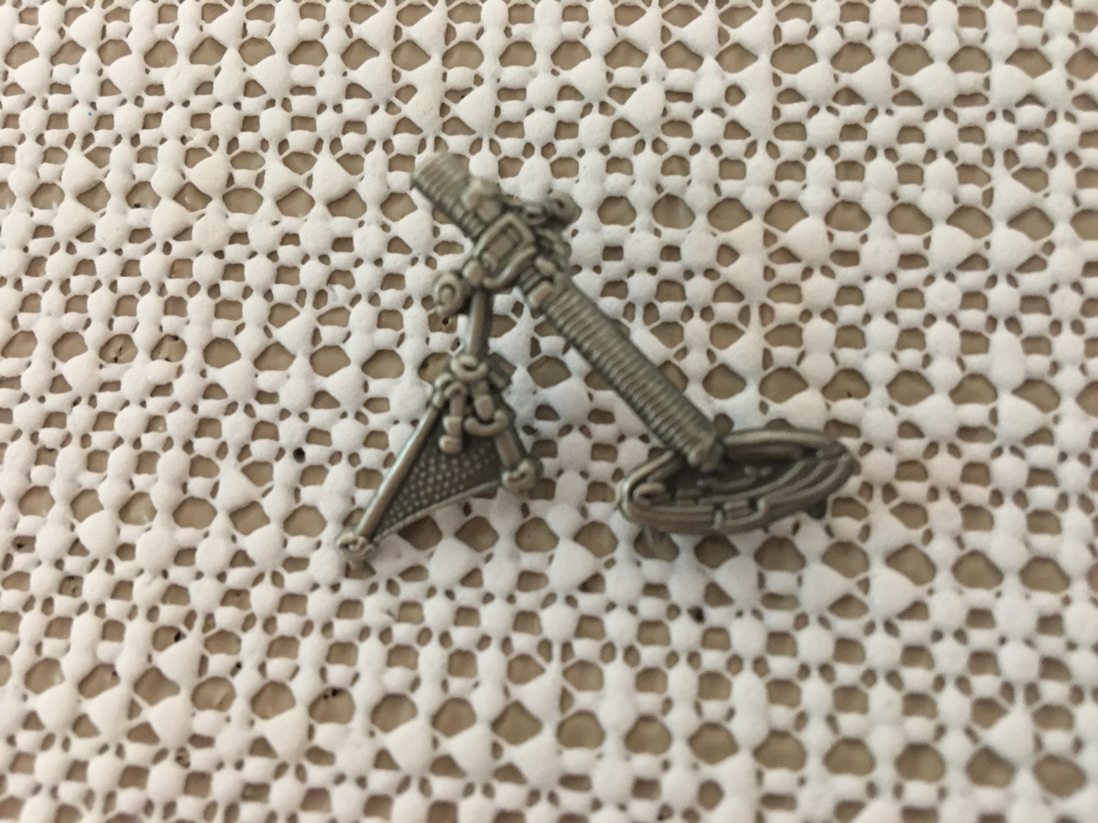 US ARMY/USMC MORTAR HAT PIN MEASURES 1 AND 1/4 INCHES