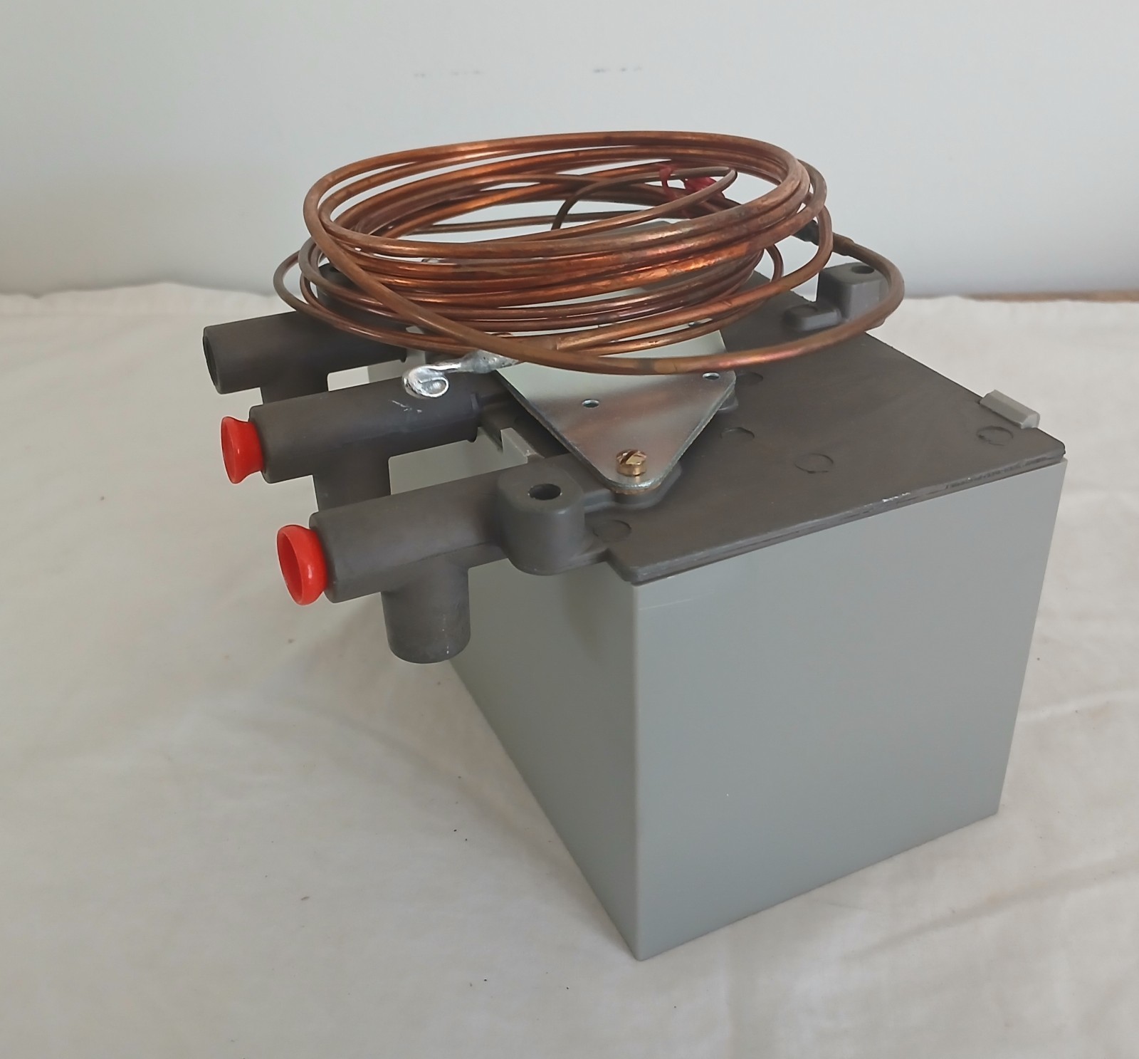 Barber-Colman TK-8124 Pneumatic Bulb Thermostat. New in box. Free Shipping