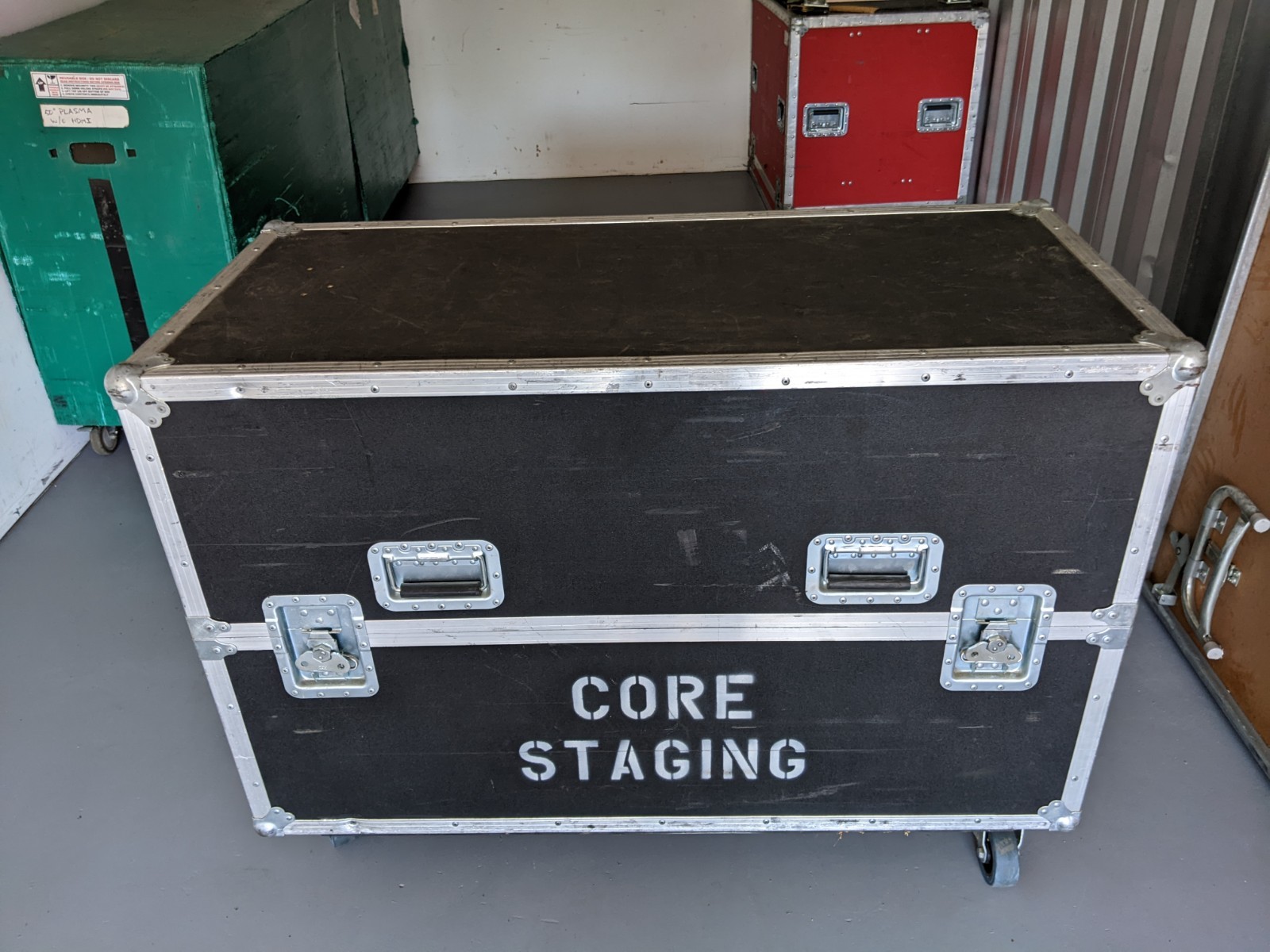 Professional Clamshell Rolling A/V ROAD CASE ONLY for 42"+ Display Monitors