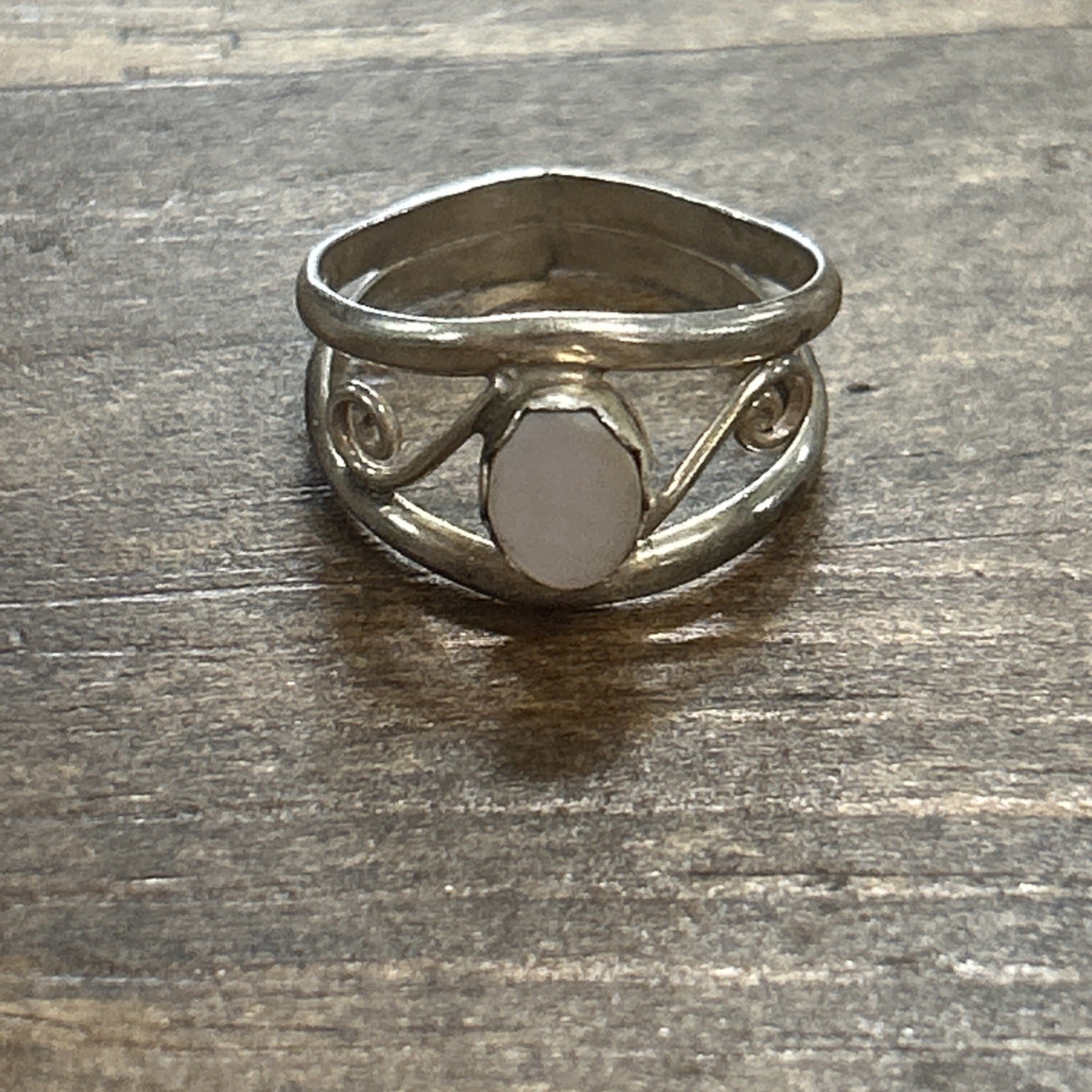 Sz 6.75 Sterling Silver Mother Of Pearl Scrollwork Ring 2.53 Grams