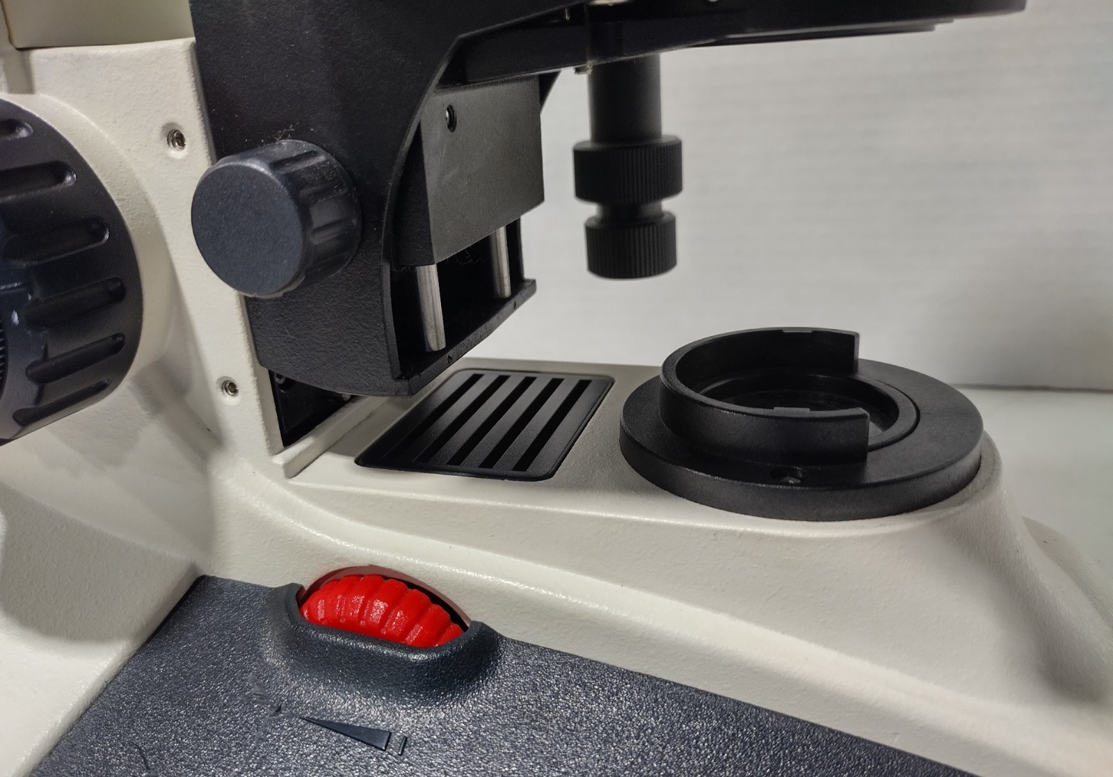 Leica CME Binocular Compound Microscope with 4 Objectives No Eyepieces/Condenser